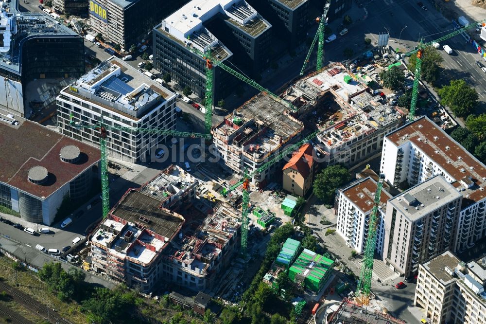 Luftaufnahme Berlin - Baustelle zum Neubau des Hochhausensembles Max und Moritz Quartier im Bezirk Friedrichshain-Kreuzberg in Berlin