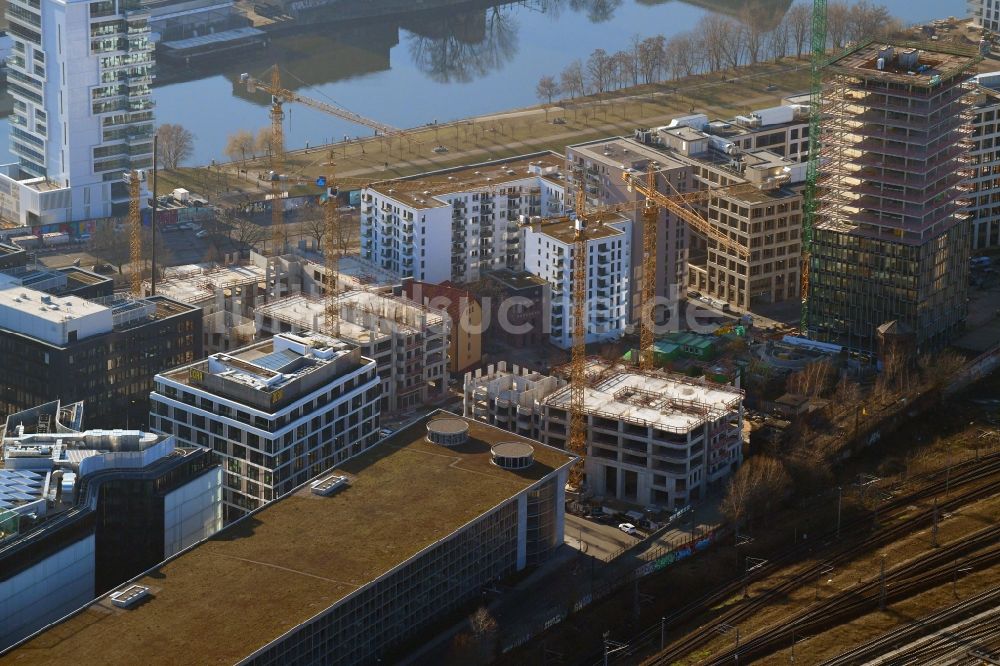 Berlin von oben - Baustelle zum Neubau des Hochhausensembles Max und Moritz Quartier im Bezirk Friedrichshain-Kreuzberg in Berlin