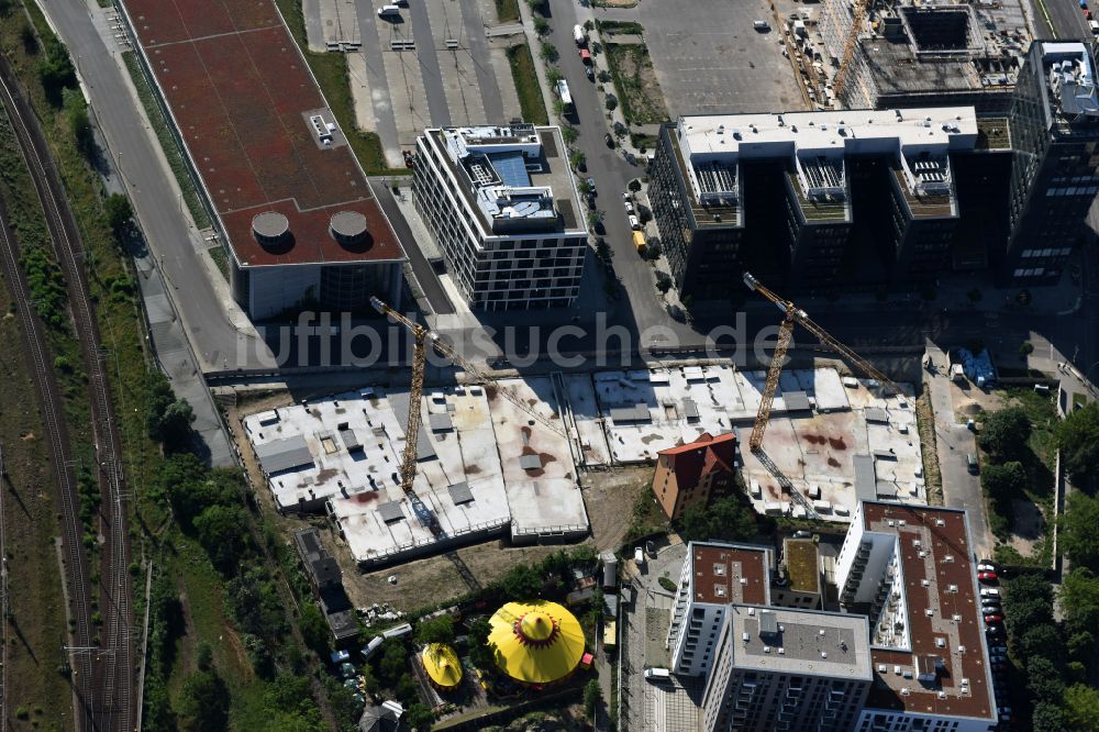 Berlin aus der Vogelperspektive: Baustelle zum Neubau des Hochhausensembles Max und Moritz Quartier UPSIDE BERLIN im Bezirk Friedrichshain in Berlin