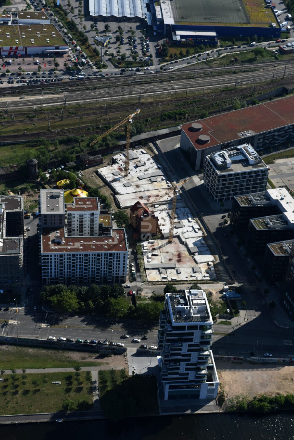 Berlin aus der Vogelperspektive: Baustelle zum Neubau des Hochhausensembles Max und Moritz Quartier UPSIDE BERLIN im Bezirk Friedrichshain in Berlin