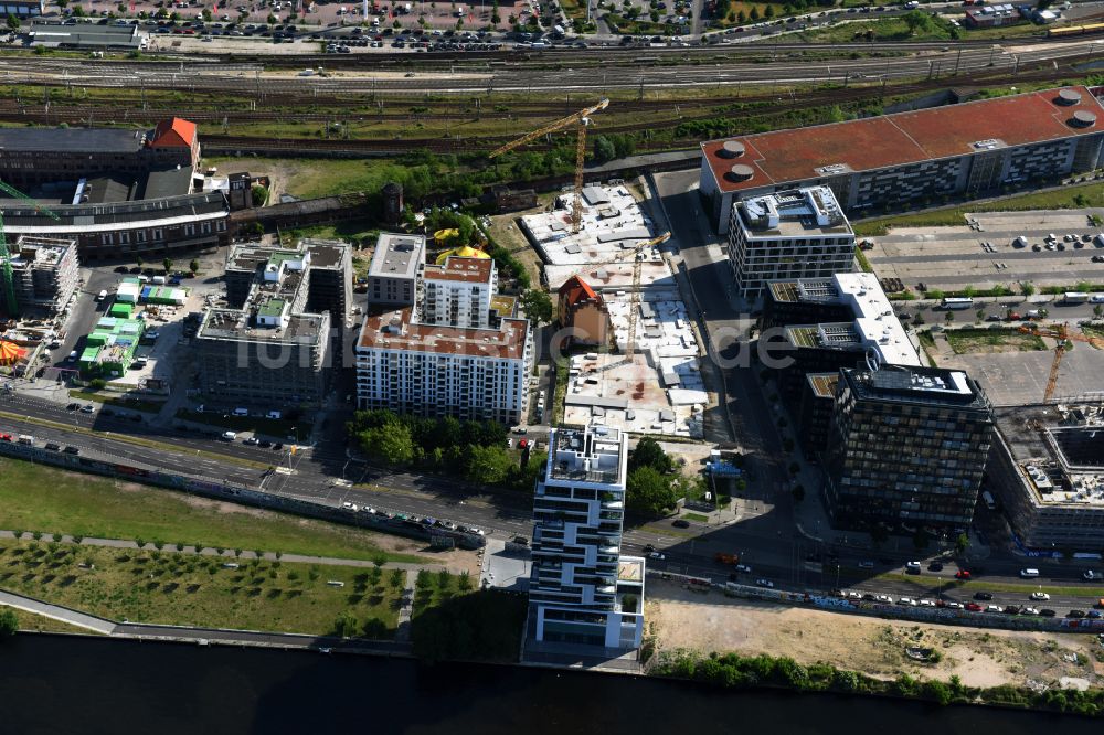 Luftaufnahme Berlin - Baustelle zum Neubau des Hochhausensembles Max und Moritz Quartier UPSIDE BERLIN im Bezirk Friedrichshain in Berlin