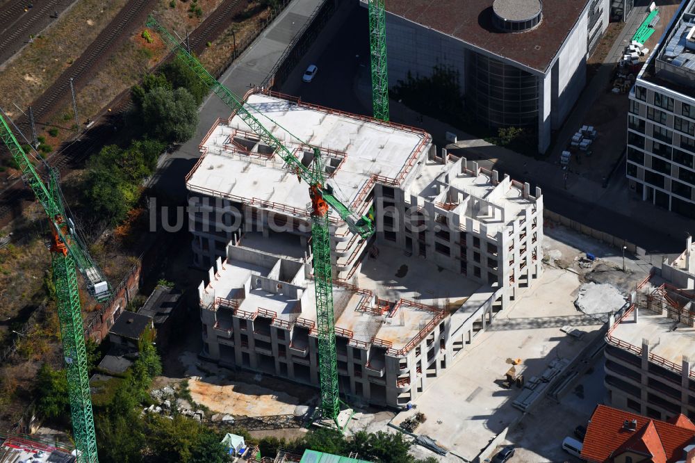 Berlin von oben - Baustelle zum Neubau des Hochhausensembles Max und Moritz Quartier UPSIDE BERLIN im Bezirk Friedrichshain in Berlin