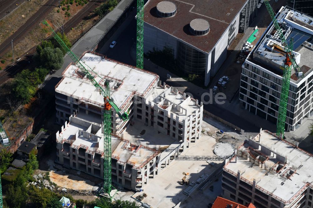 Luftaufnahme Berlin - Baustelle zum Neubau des Hochhausensembles Max und Moritz Quartier UPSIDE BERLIN im Bezirk Friedrichshain in Berlin