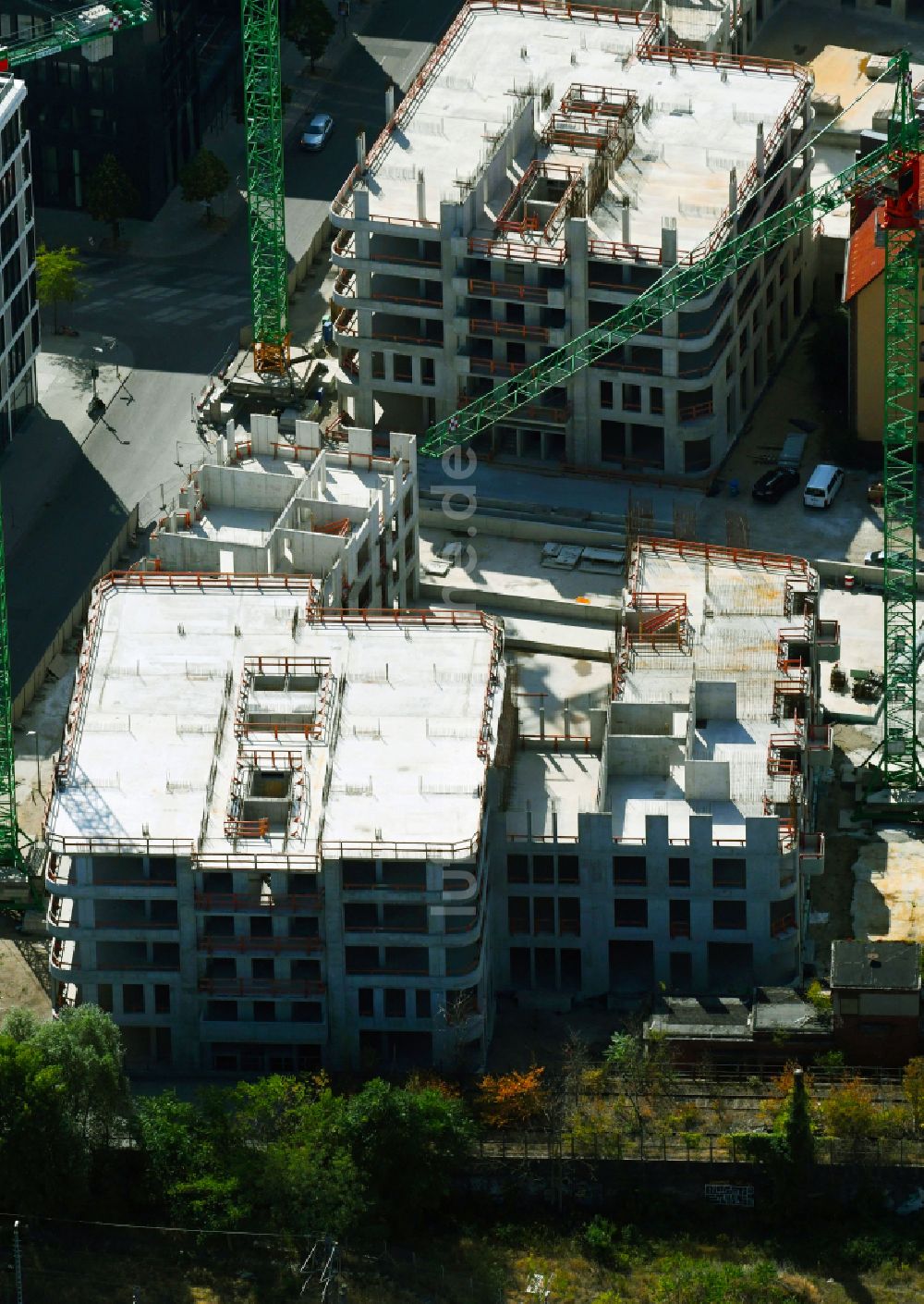 Berlin aus der Vogelperspektive: Baustelle zum Neubau des Hochhausensembles Max und Moritz Quartier UPSIDE BERLIN im Bezirk Friedrichshain in Berlin