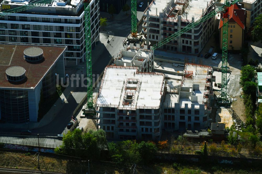 Luftbild Berlin - Baustelle zum Neubau des Hochhausensembles Max und Moritz Quartier UPSIDE BERLIN im Bezirk Friedrichshain in Berlin