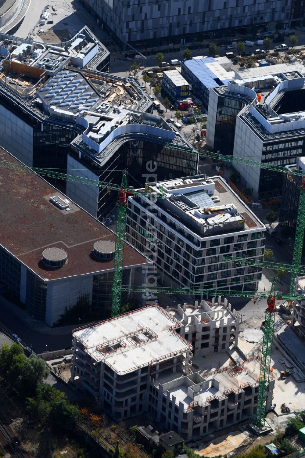 Luftaufnahme Berlin - Baustelle zum Neubau des Hochhausensembles Max und Moritz Quartier UPSIDE BERLIN im Bezirk Friedrichshain in Berlin