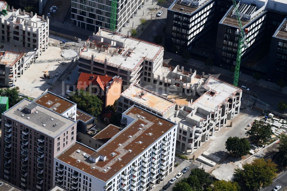 Berlin von oben - Baustelle zum Neubau des Hochhausensembles Max und Moritz Quartier UPSIDE BERLIN im Bezirk Friedrichshain in Berlin