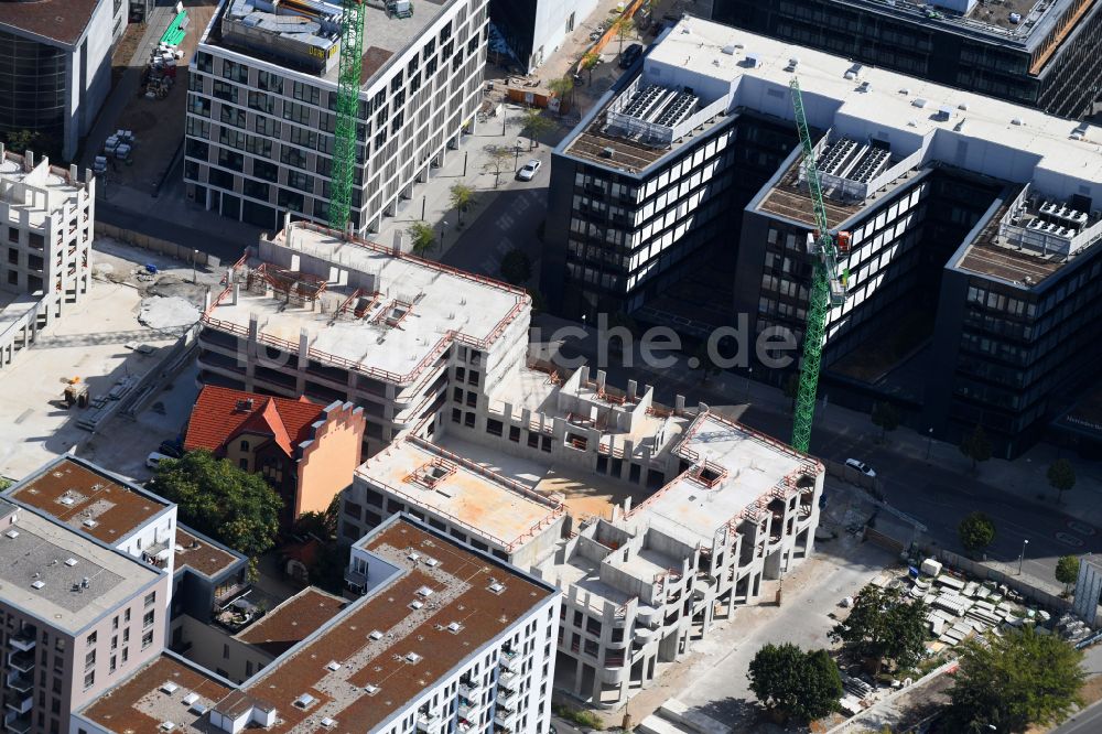 Berlin aus der Vogelperspektive: Baustelle zum Neubau des Hochhausensembles Max und Moritz Quartier UPSIDE BERLIN im Bezirk Friedrichshain in Berlin