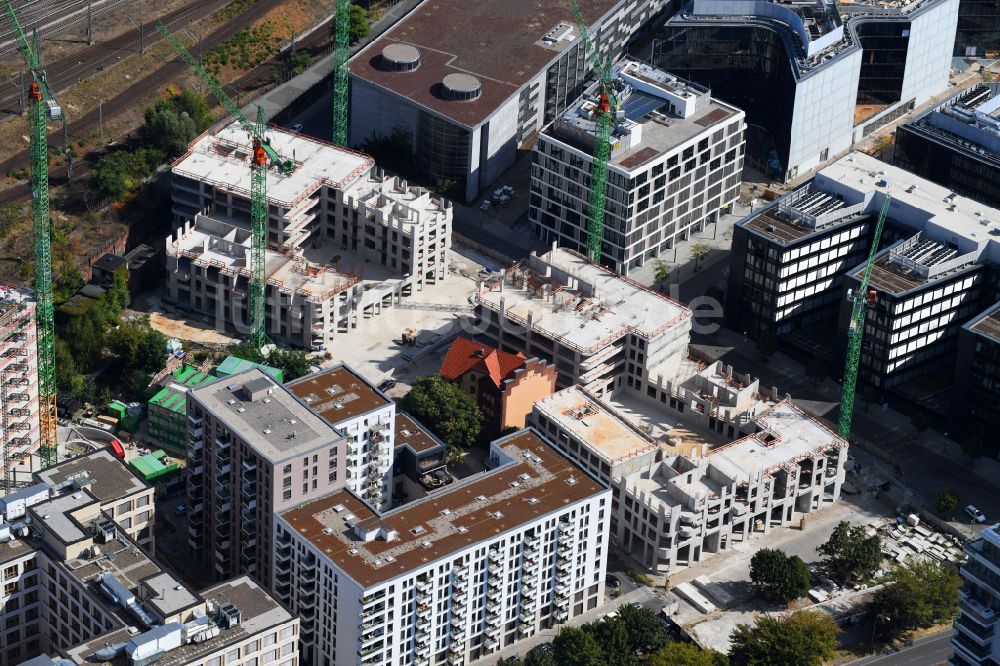 Luftaufnahme Berlin - Baustelle zum Neubau des Hochhausensembles Max und Moritz Quartier UPSIDE BERLIN im Bezirk Friedrichshain in Berlin