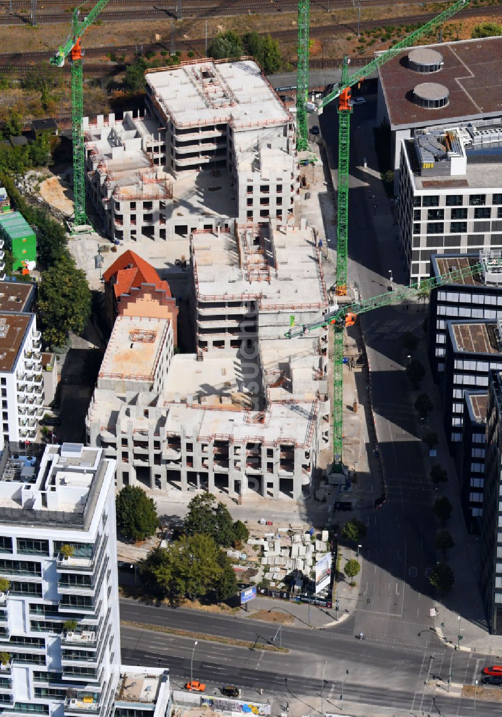 Berlin von oben - Baustelle zum Neubau des Hochhausensembles Max und Moritz Quartier UPSIDE BERLIN im Bezirk Friedrichshain in Berlin