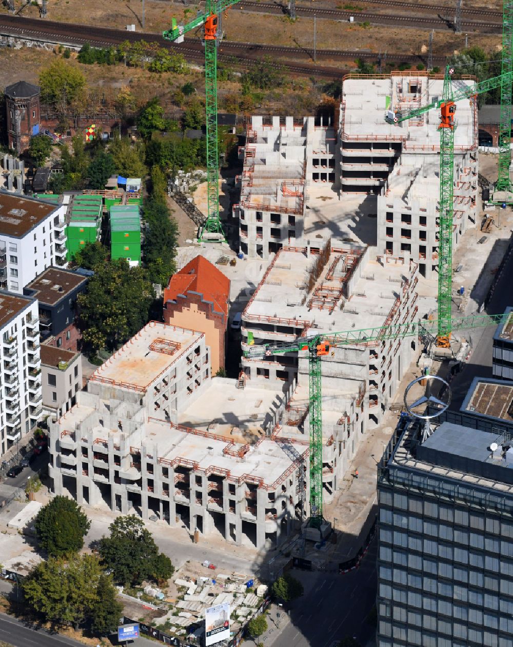 Luftbild Berlin - Baustelle zum Neubau des Hochhausensembles Max und Moritz Quartier UPSIDE BERLIN im Bezirk Friedrichshain in Berlin