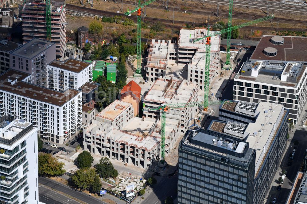 Luftaufnahme Berlin - Baustelle zum Neubau des Hochhausensembles Max und Moritz Quartier UPSIDE BERLIN im Bezirk Friedrichshain in Berlin