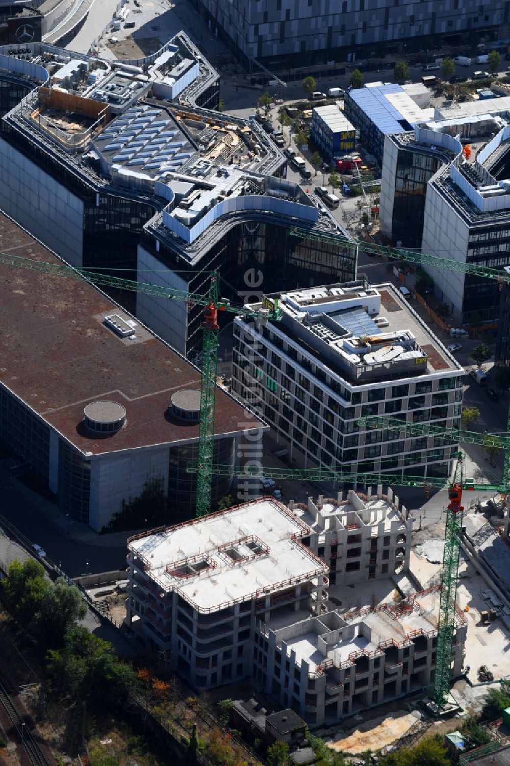 Luftbild Berlin - Baustelle zum Neubau des Hochhausensembles Max und Moritz Quartier UPSIDE BERLIN im Bezirk Friedrichshain in Berlin