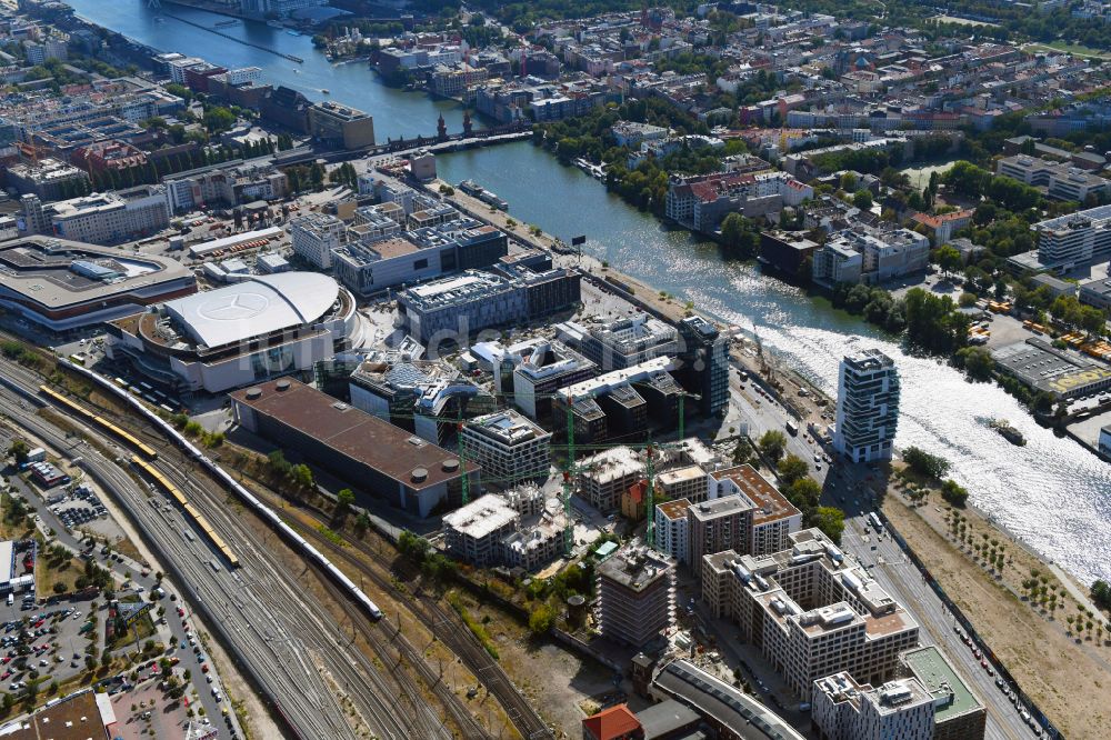 Luftaufnahme Berlin - Baustelle zum Neubau des Hochhausensembles Max und Moritz Quartier UPSIDE BERLIN im Bezirk Friedrichshain in Berlin