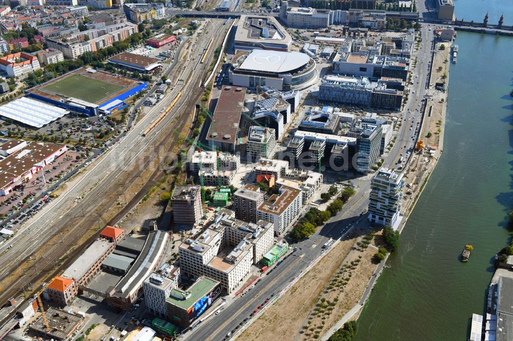 Berlin aus der Vogelperspektive: Baustelle zum Neubau des Hochhausensembles Max und Moritz Quartier UPSIDE BERLIN im Bezirk Friedrichshain in Berlin