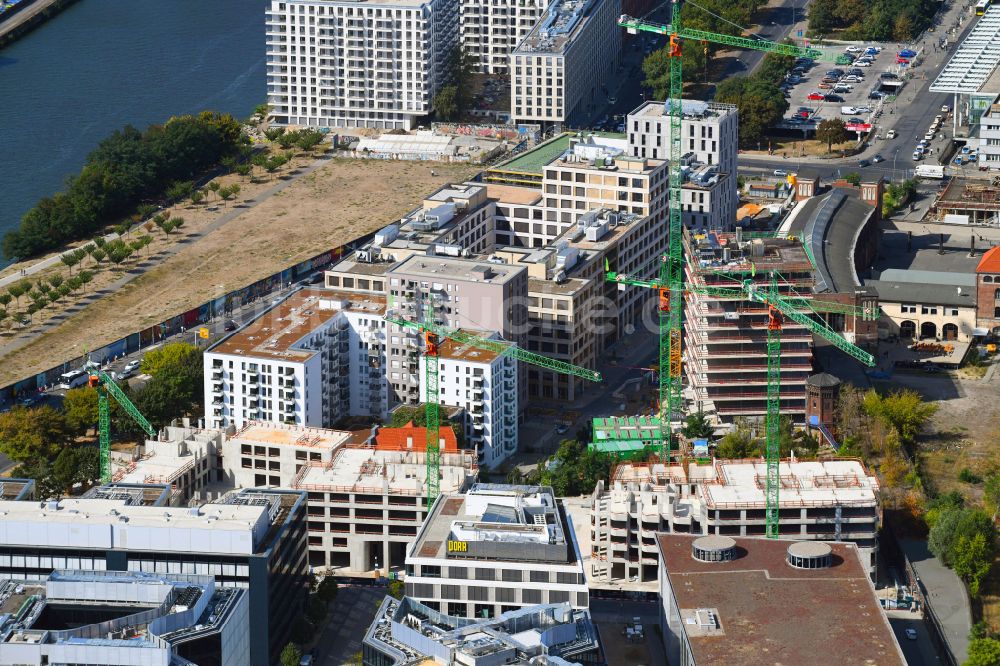 Luftbild Berlin - Baustelle zum Neubau des Hochhausensembles Max und Moritz Quartier UPSIDE BERLIN im Bezirk Friedrichshain in Berlin