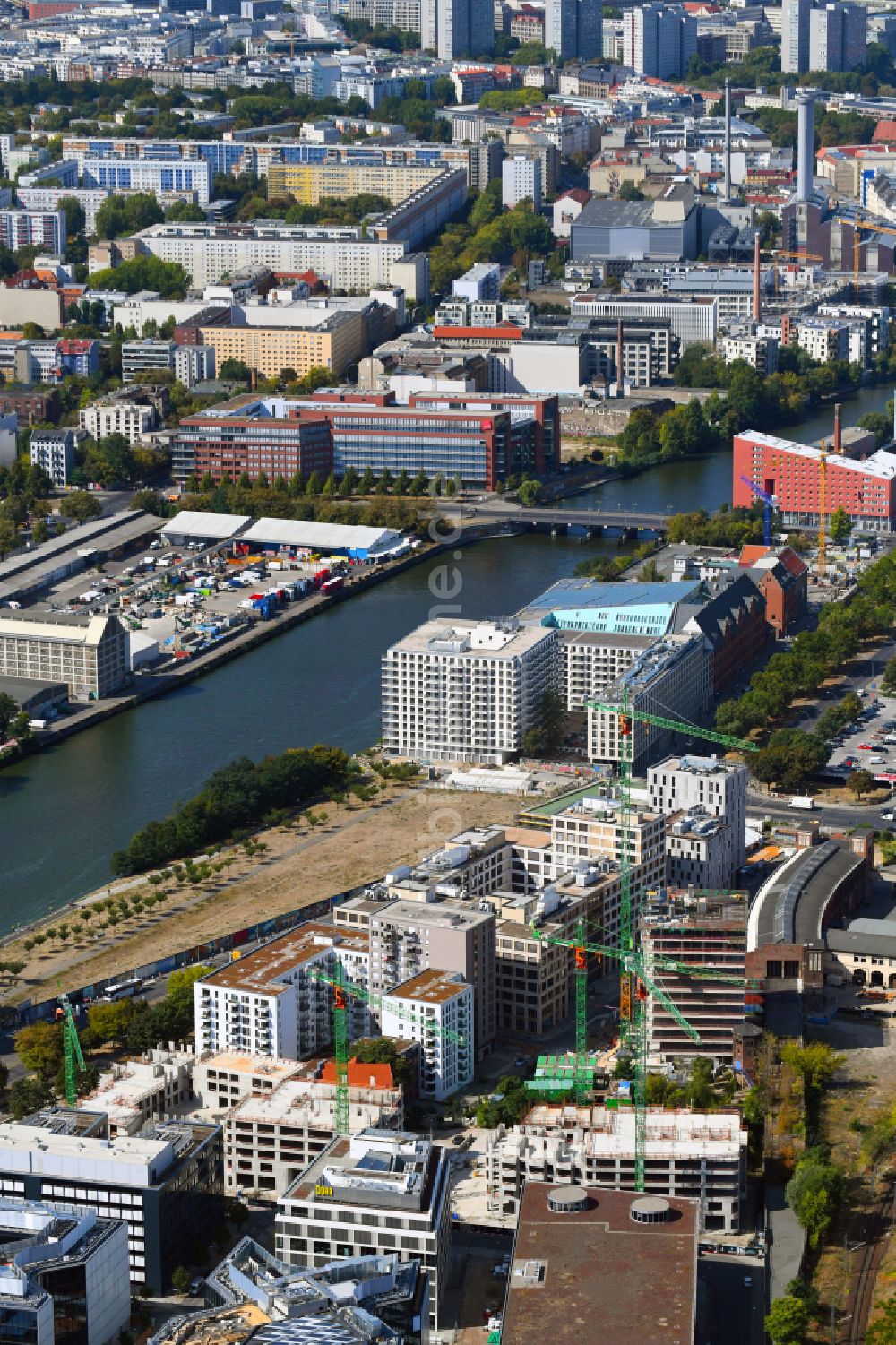 Luftaufnahme Berlin - Baustelle zum Neubau des Hochhausensembles Max und Moritz Quartier UPSIDE BERLIN im Bezirk Friedrichshain in Berlin