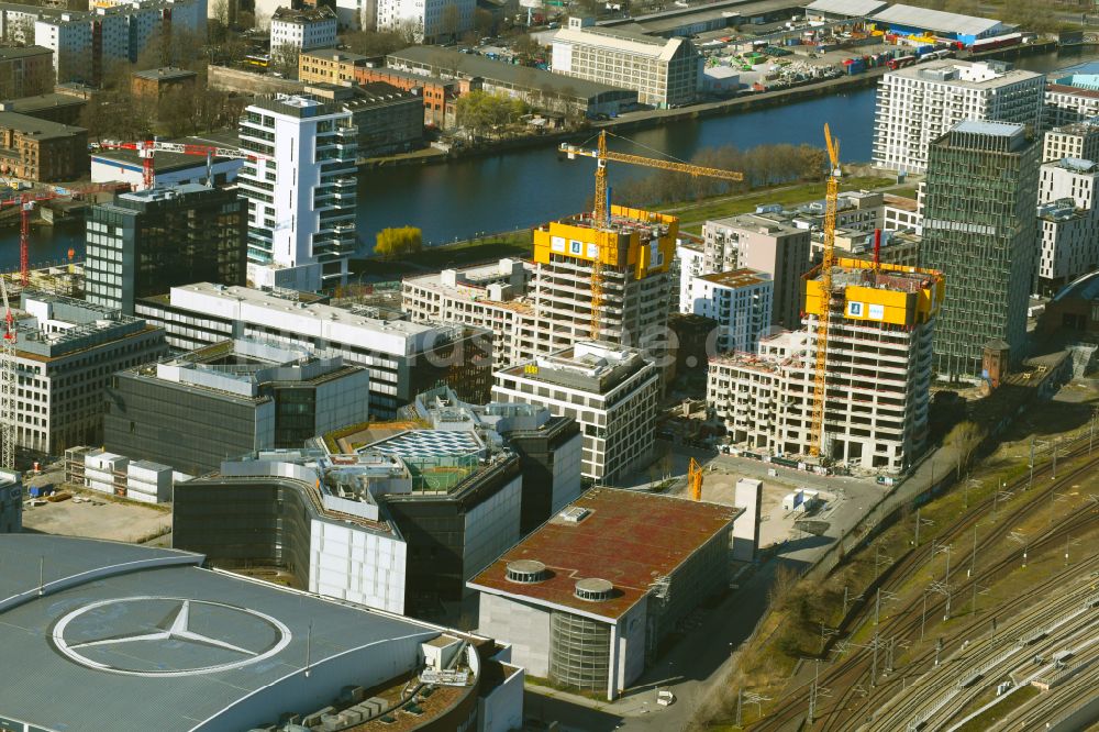 Berlin aus der Vogelperspektive: Baustelle zum Neubau des Hochhausensembles Max und Moritz Quartier UPSIDE BERLIN im Bezirk Friedrichshain in Berlin