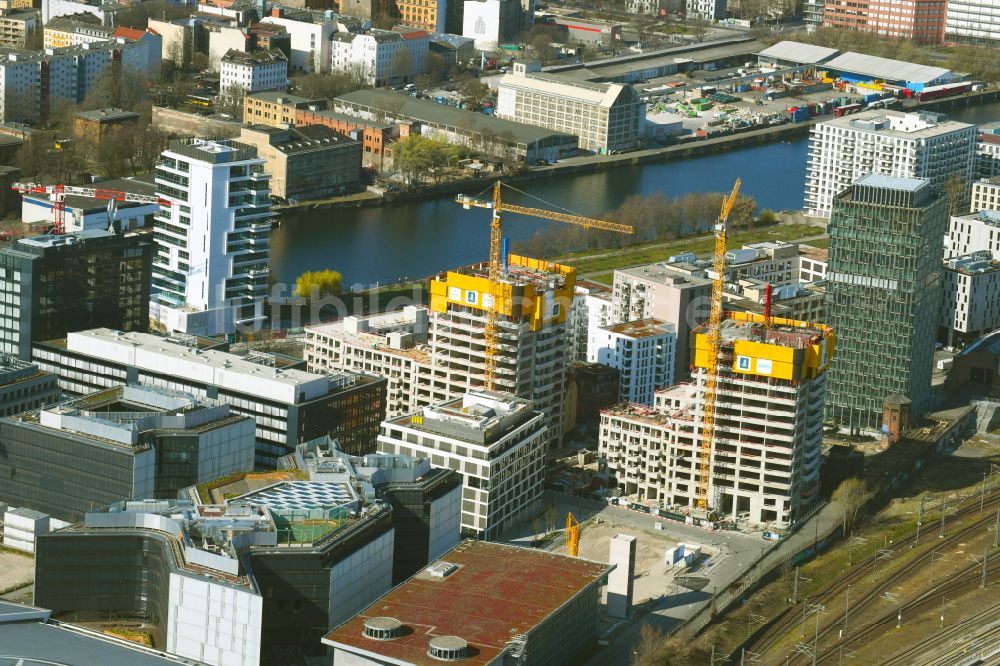 Luftbild Berlin - Baustelle zum Neubau des Hochhausensembles Max und Moritz Quartier UPSIDE BERLIN im Bezirk Friedrichshain in Berlin