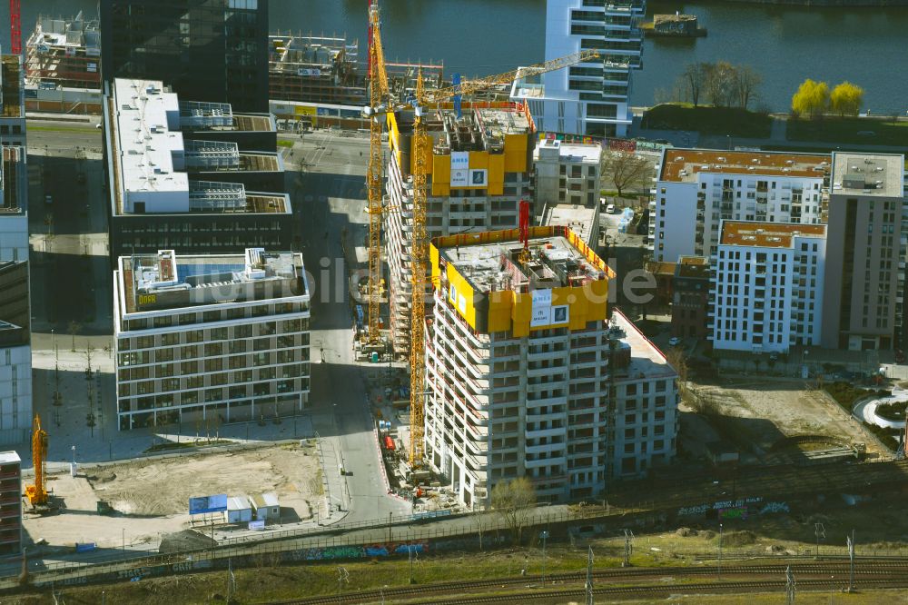 Berlin von oben - Baustelle zum Neubau des Hochhausensembles Max und Moritz Quartier UPSIDE BERLIN im Bezirk Friedrichshain in Berlin