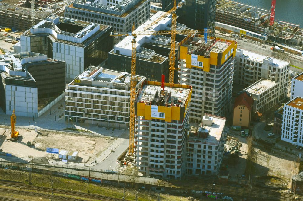 Berlin aus der Vogelperspektive: Baustelle zum Neubau des Hochhausensembles Max und Moritz Quartier UPSIDE BERLIN im Bezirk Friedrichshain in Berlin