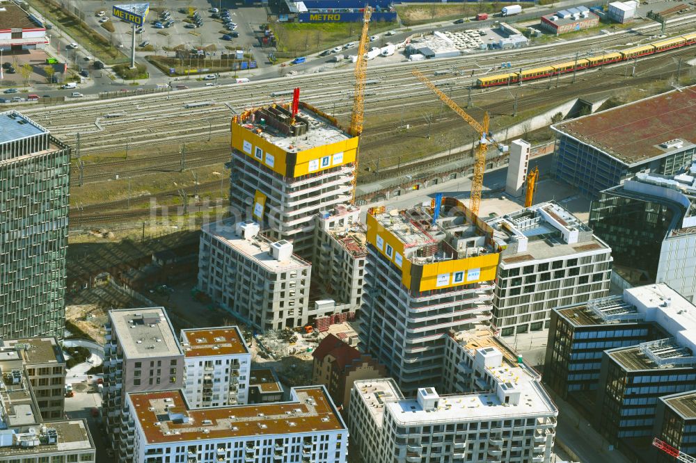 Luftbild Berlin - Baustelle zum Neubau des Hochhausensembles Max und Moritz Quartier UPSIDE BERLIN im Bezirk Friedrichshain in Berlin