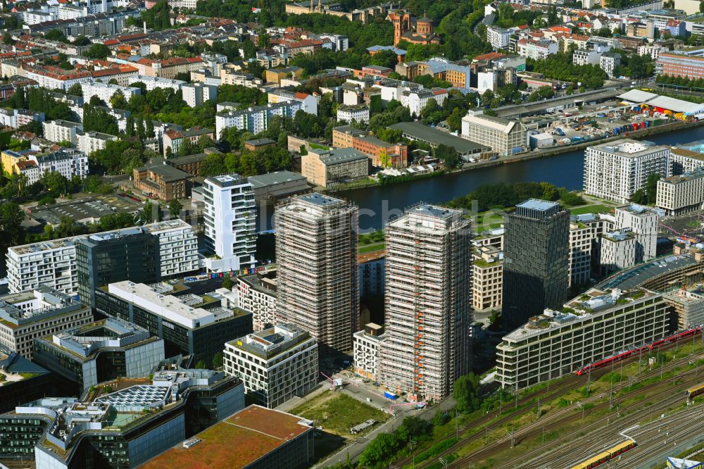 Berlin aus der Vogelperspektive: Baustelle zum Neubau des Hochhausensembles Max und Moritz Quartier UPSIDE BERLIN im Bezirk Friedrichshain in Berlin