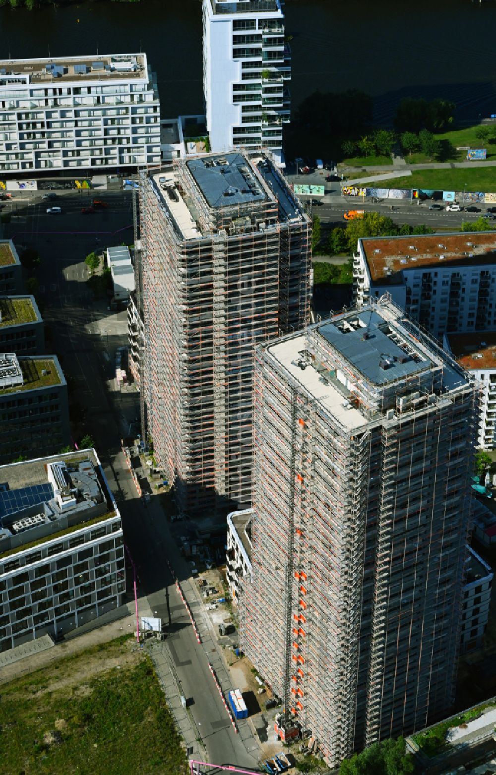 Berlin aus der Vogelperspektive: Baustelle zum Neubau des Hochhausensembles Max und Moritz Quartier UPSIDE BERLIN im Bezirk Friedrichshain in Berlin