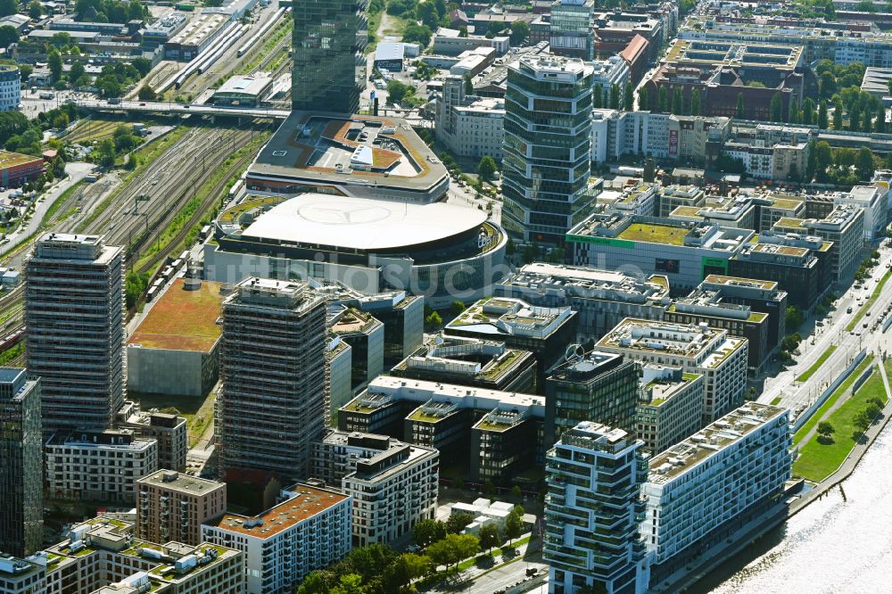 Berlin von oben - Baustelle zum Neubau des Hochhausensembles Max und Moritz Quartier UPSIDE BERLIN im Bezirk Friedrichshain in Berlin