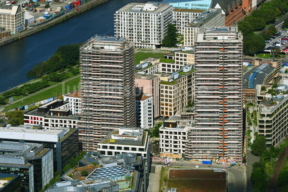 Berlin aus der Vogelperspektive: Baustelle zum Neubau des Hochhausensembles Max und Moritz Quartier UPSIDE BERLIN im Bezirk Friedrichshain in Berlin