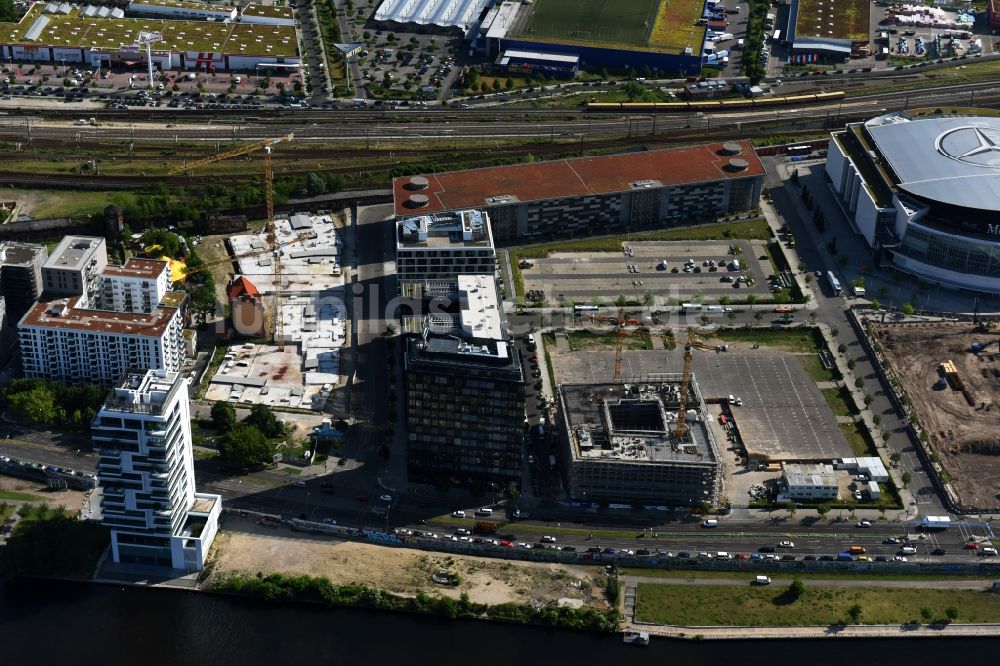 Luftaufnahme Berlin - Baustelle zum Neubau des Hochhausensembles Max und Moritz Quartier mit Wohn- und Gewerbeeinheiten durch das Unternehmen DIE WOHNKOMPANIE Berlin GmbH und das Architektenbüro Nöfer Gesellschaft von Architekten mbH an der Mariane-von-Rantzau-Straße im Bez