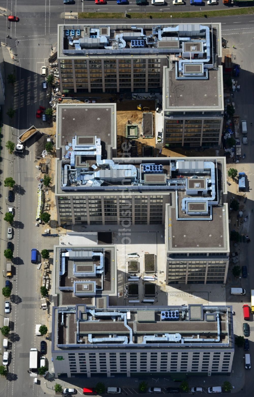 Berlin von oben - Baustelle zum Neubau eines Hotel- und Bürocampus auf dem Anschutz Areal im Ortsteil Friedrichshain in Berlin