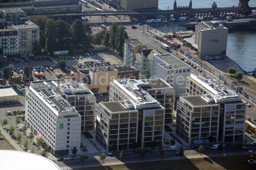 Berlin aus der Vogelperspektive: Baustelle zum Neubau eines Hotel- und Bürocampus auf dem Anschutz Areal im Ortsteil Friedrichshain in Berlin