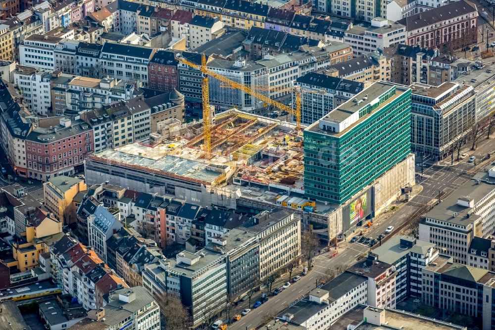 Düsseldorf von oben - Baustelle zum Neubau Hotel „The Crown“ an der Graf-Adolf-Straße - Berliner Allee in Düsseldorf im Bundesland Nordrhein-Westfalen