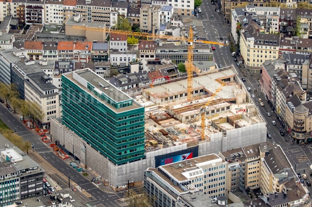 Düsseldorf von oben - Baustelle zum Neubau Hotel „The Crown“ an der Graf-Adolf-Straße - Berliner Allee in Düsseldorf im Bundesland Nordrhein-Westfalen