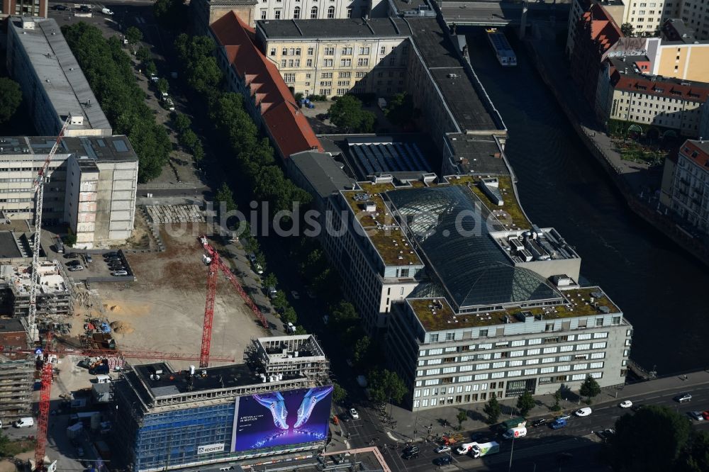 Berlin von oben - Baustelle zum Neubau Hotel am Petriplatz in Berlin