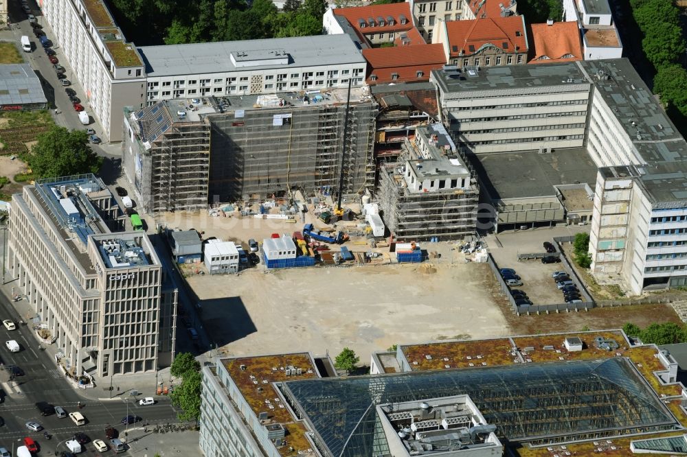 Berlin aus der Vogelperspektive: Baustelle zum Neubau Hotel am Petriplatz in Berlin