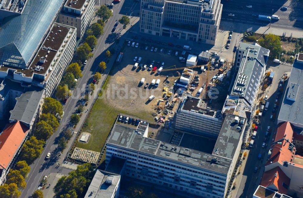 Berlin von oben - Baustelle zum Neubau Hotel am Petriplatz in Berlin