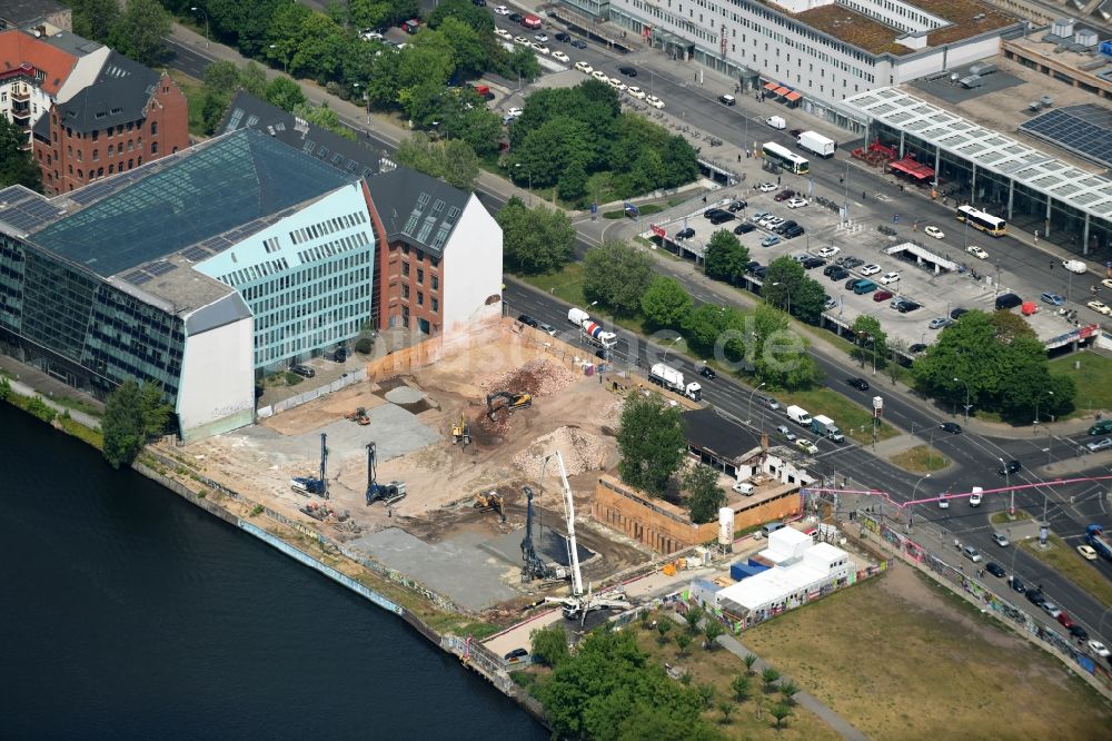 Berlin von oben - Baustelle zum Neubau eines Hotel und eines Wohngebäudes am Stralauer Platz im Stadtteil Friedrichshain in Berlin