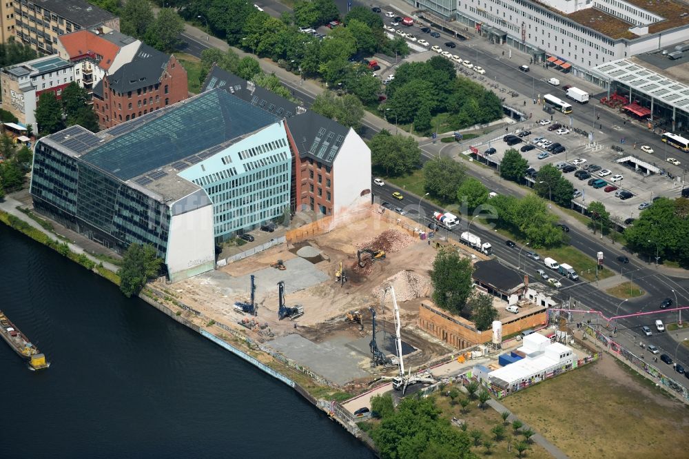 Berlin aus der Vogelperspektive: Baustelle zum Neubau eines Hotel und eines Wohngebäudes am Stralauer Platz im Stadtteil Friedrichshain in Berlin