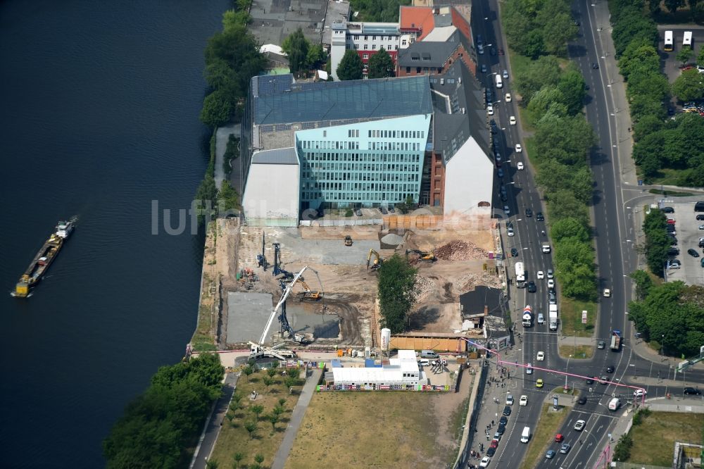 Luftbild Berlin - Baustelle zum Neubau eines Hotel und eines Wohngebäudes am Stralauer Platz im Stadtteil Friedrichshain in Berlin