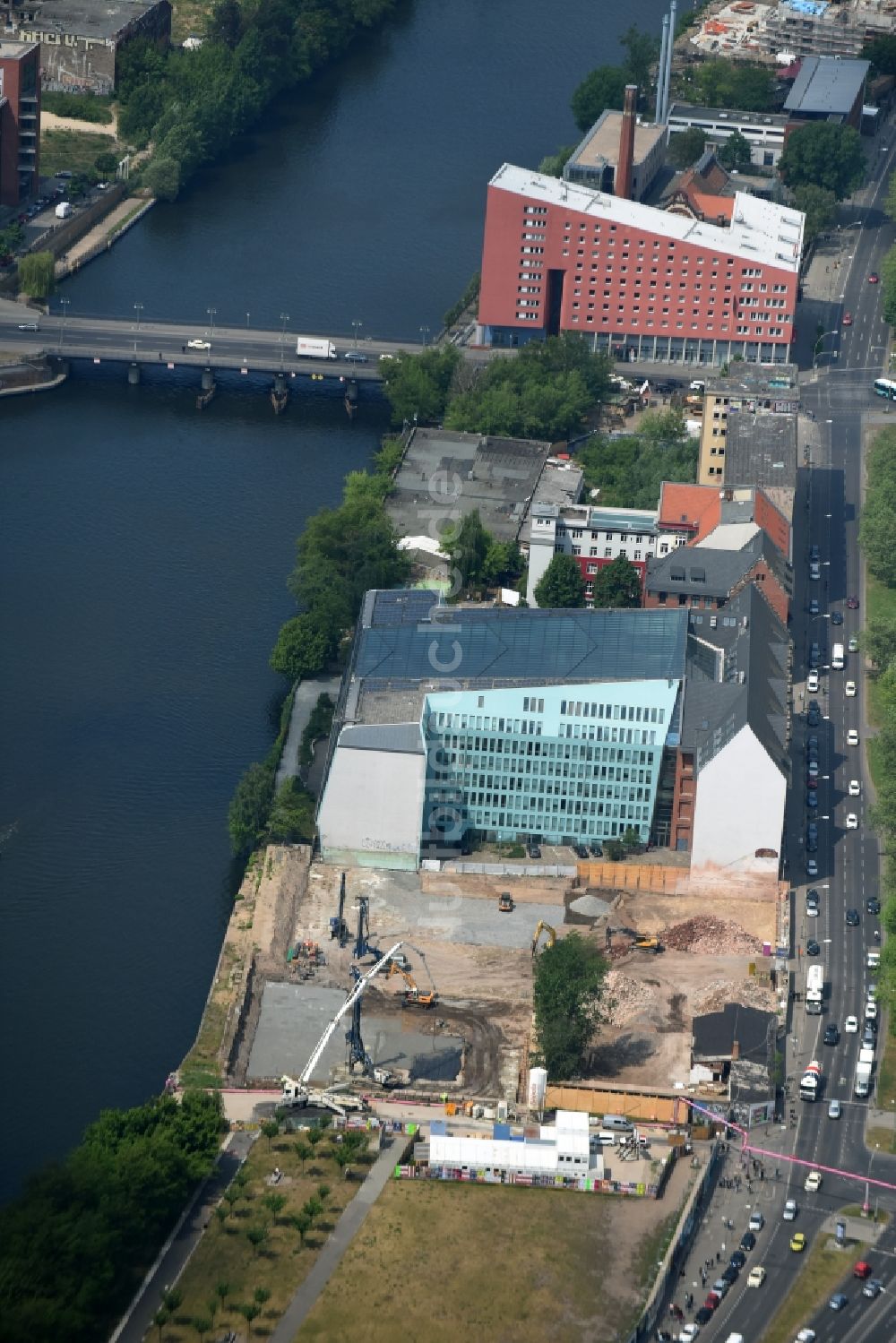 Luftaufnahme Berlin - Baustelle zum Neubau eines Hotel und eines Wohngebäudes am Stralauer Platz im Stadtteil Friedrichshain in Berlin