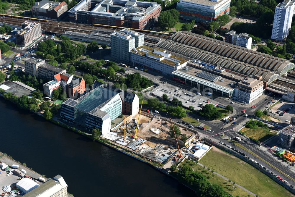 Luftbild Berlin - Baustelle zum Neubau eines Hotel und eines Wohngebäudes am Stralauer Platz im Stadtteil Friedrichshain in Berlin