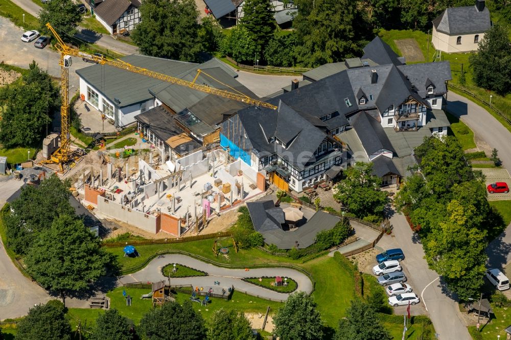 Schmallenberg aus der Vogelperspektive: Baustelle zum Neubau der Hotelanlage Familotel Ebbinghof im Ortsteil Ebbinghof in Schmallenberg im Bundesland Nordrhein-Westfalen, Deutschland