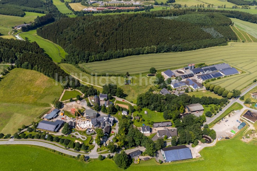 Luftbild Schmallenberg - Baustelle zum Neubau der Hotelanlage Familotel Ebbinghof im Ortsteil Ebbinghof in Schmallenberg im Bundesland Nordrhein-Westfalen, Deutschland