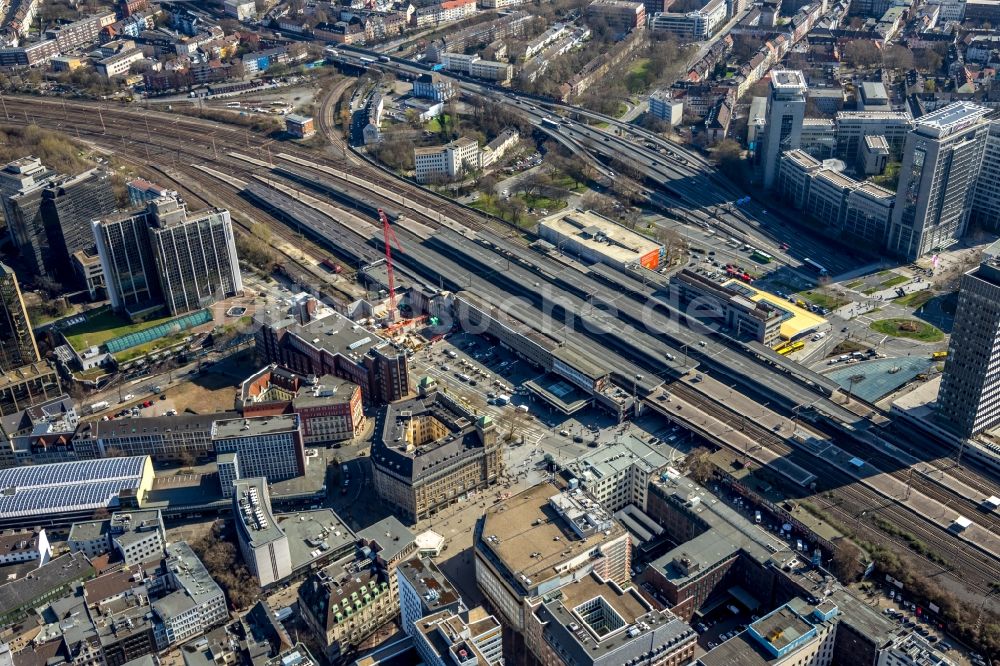 Luftaufnahme Essen - Baustelle zum Neubau der Hotelanlage am Hauptbahnhof in Essen im Bundesland Nordrhein-Westfalen, Deutschland