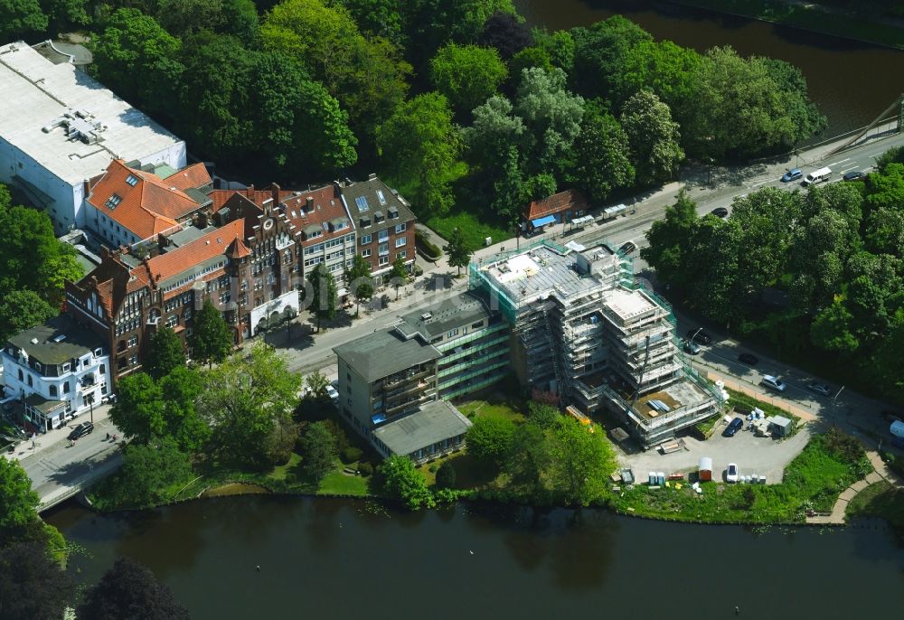 Lübeck aus der Vogelperspektive: Baustelle zum Neubau der Hotelanlage Hotel Am Mühlenteich im Ortsteil Innenstadt in Lübeck im Bundesland Schleswig-Holstein, Deutschland