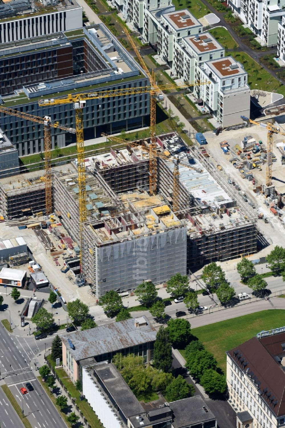 München aus der Vogelperspektive: Baustelle zum Neubau der Hotelanlage H2 Hotel München Olympiapark an der Moosacher Straße im Ortsteil Milbertshofen-Am Hart in München im Bundesland Bayern, Deutschland