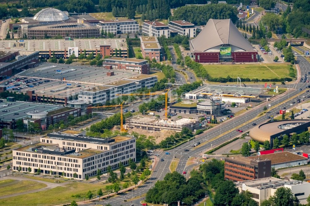 Oberhausen von oben - Baustelle zum Neubau der Hotelanlage Hotels Holiday Inn Express in Oberhausen zwischen Centroallee und Osterfelder Straße in Oberhausen im Bundesland Nordrhein-Westfalen, Deutschland