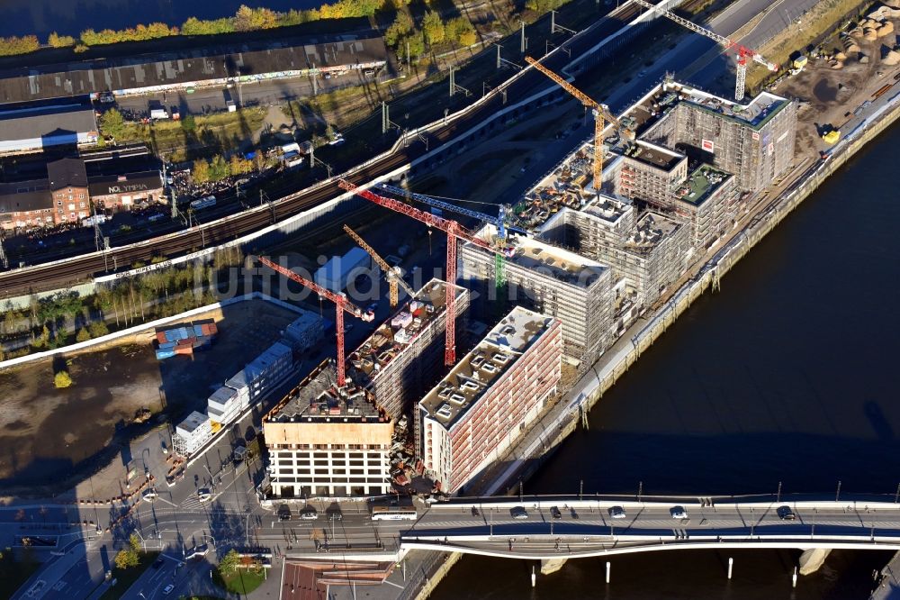 Hamburg von oben - Baustelle zum Neubau der Hotelanlage JUFA Hotel Hamburg in der Hafencity an der Versmannstraße in Hamburg, Deutschland